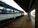 CNL 457 und D 60457 aus Amsterdam Centraal und Berlin Ostbahnhof am 18.02.2010 bei der Ausfahrt und Abfahrt aus dem Bahnhof Praha-Holeovice.